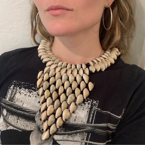 Artisanal one of a kind shell statement necklace - Picture 2 of 12